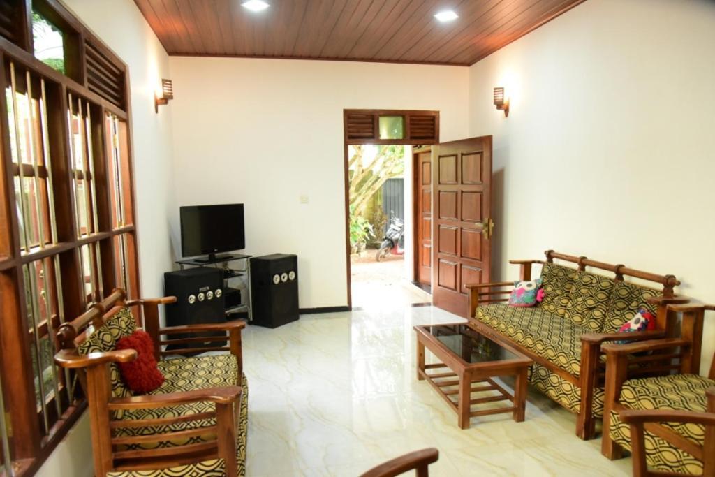 Sanjee Villa Хиккадува Экстерьер фото