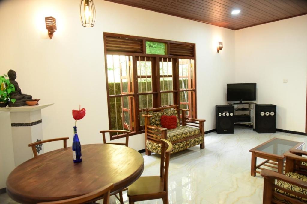 Sanjee Villa Хиккадува Экстерьер фото